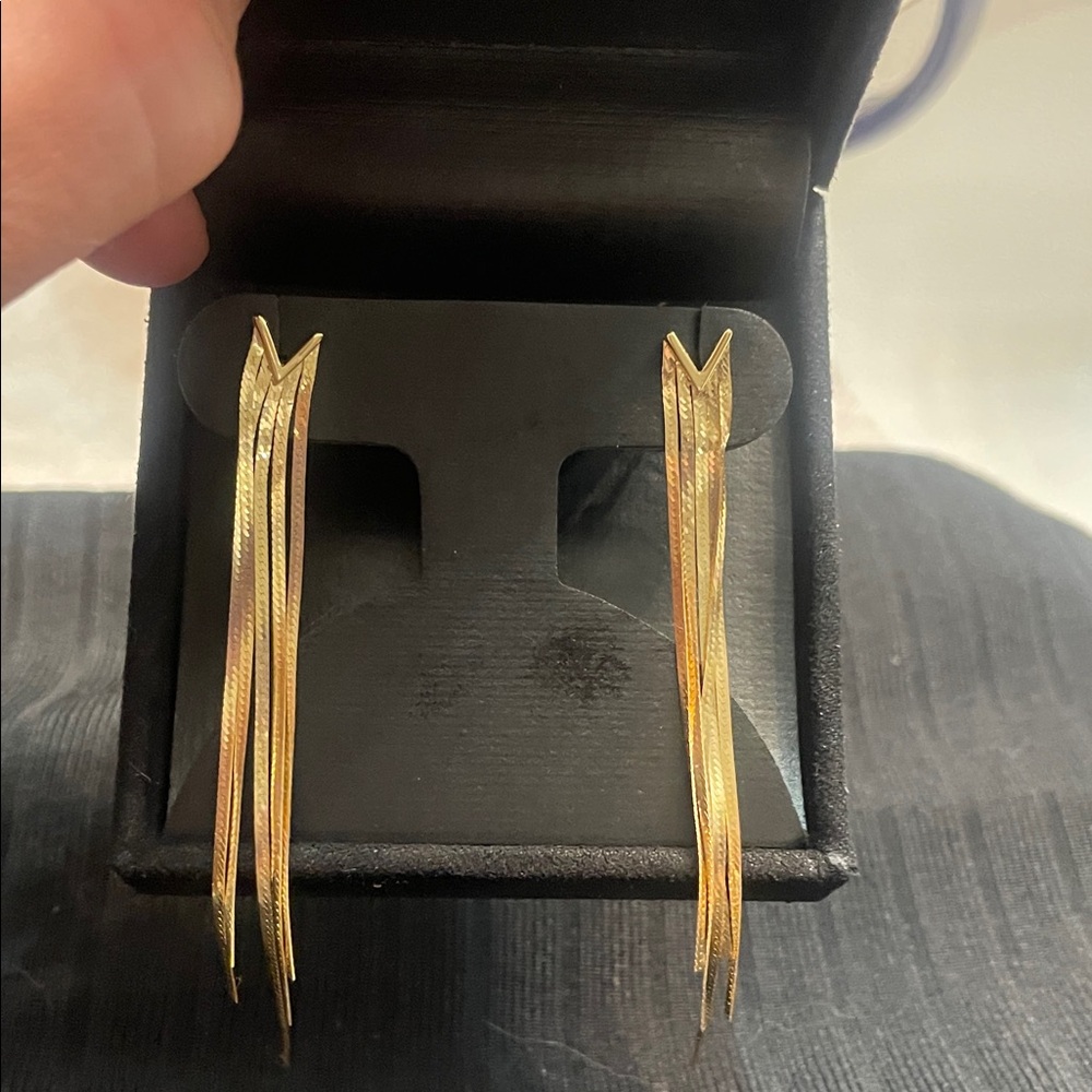 Elegant 14 karat  Gold Dangle Earrings